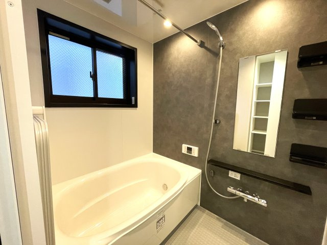 リファレンス天神南の浴室|清潔感溢れるバスルーム☆
浴室乾燥システムなど嬉しい機能が充実♪日々の疲れを癒します☆
