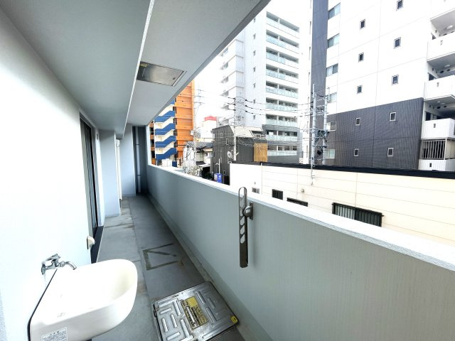 リファレンス天神南のバルコニー|
幅が広くクリーンな印象のバルコニー☆
大きなバルコニーは柔らかい風を運んできます…♪
洗濯物もたくさん干せそうですね！
