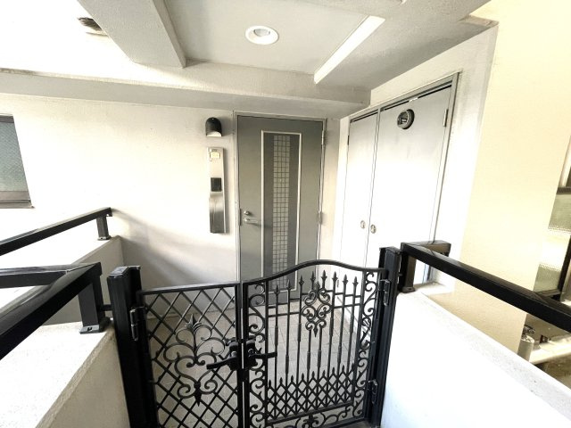 リファレンス天神南の玄関|柵付きなのでプライバシーが守られています☆特別感がありますね♪