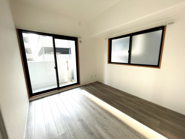 リファレンス天神南の洋室|三面採光なので陽当たりよく居心地が良いお部屋になりそうですね♪