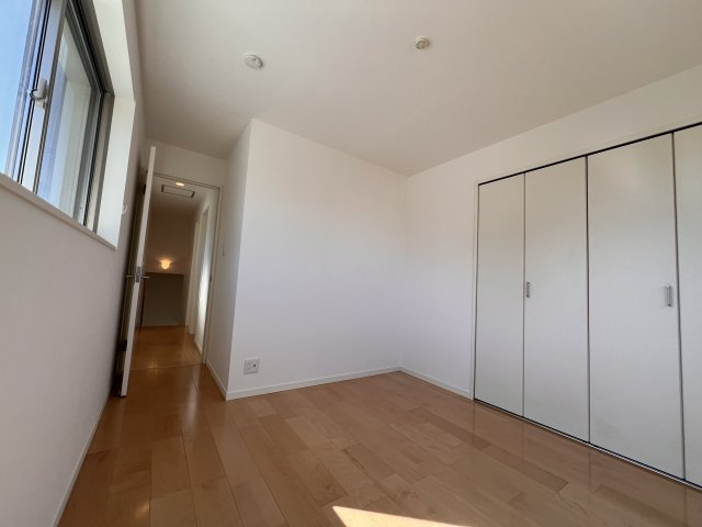 旗塚通5丁目貸家の収納|ゆったりとしたリビングです