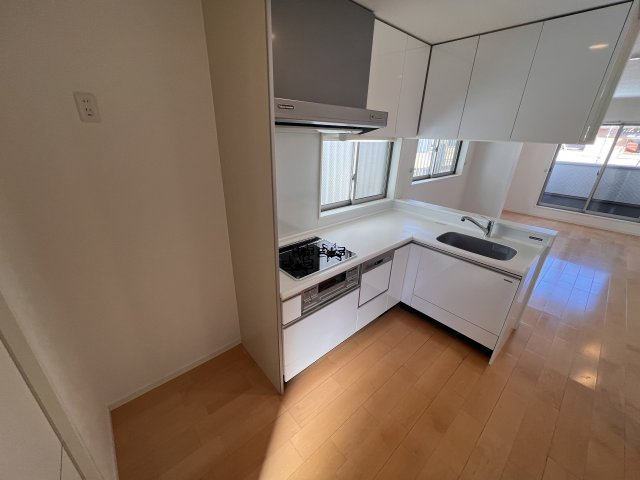 旗塚通5丁目貸家のキッチン|明るい色調の室内です