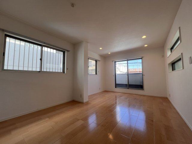 旗塚通5丁目貸家の居間・リビング|ゆったりとしたリビングです