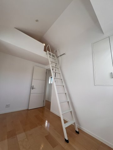 旗塚通5丁目貸家の内装|明るい色調の室内です