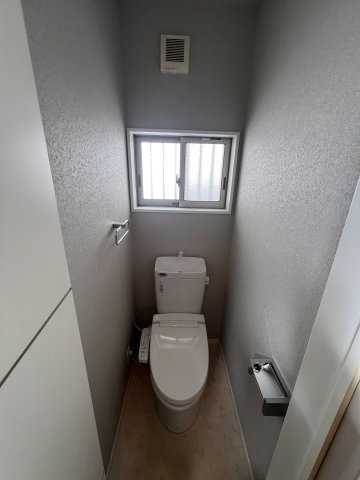 旗塚通5丁目貸家のトイレ|コンパクトで使いやすいトイレです