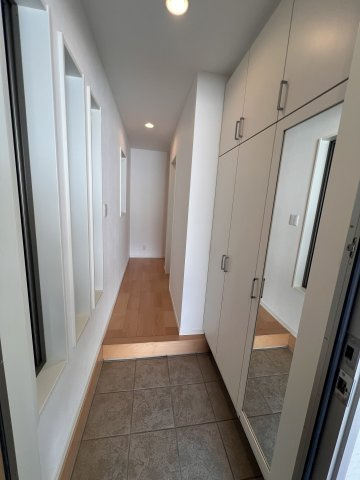 旗塚通5丁目貸家の設備|明るい玄関です