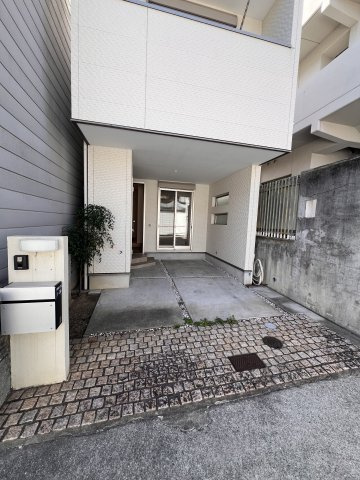 旗塚通5丁目貸家のエントランス|駐車場があるので、車を買う予定の方も安心です