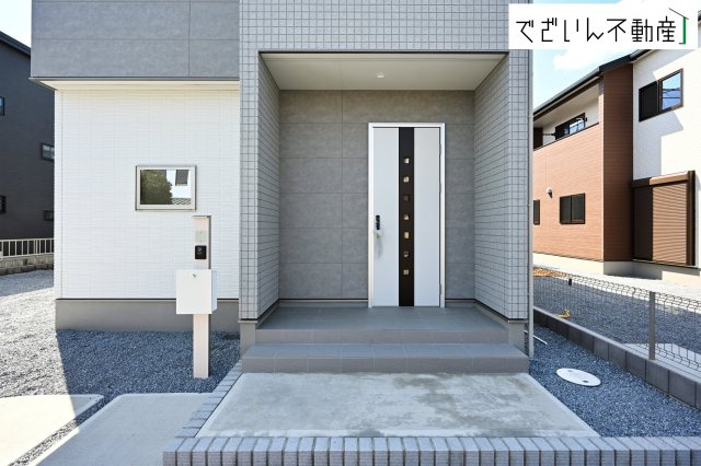 【玄関】 | ワイウッドコート本庄市寿第10期　新築住宅 | ≪3号棟≫清潔感溢れる玄関がお出迎えする本邸宅の物語は、ここから始まる日常を期待させます。この場所には「希望」と「優越」で包み込んでくれる「特別」な空間があります。
現地(2026年3月撮影)