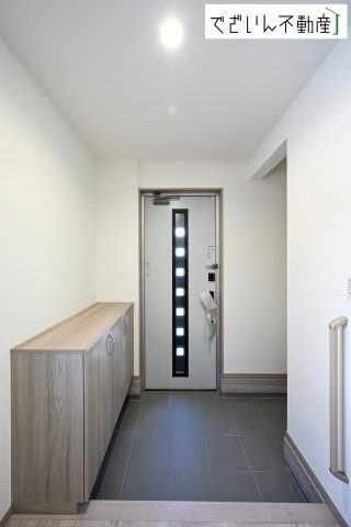【玄関】 | ワイウッドコート本庄市寿第10期　新築住宅 | ≪3号棟≫「ただいま」と「おかえり」が自然と交わされる、明るく開放的な玄関。家族の絆が深まる場所です。
現地(2026年3月撮影)