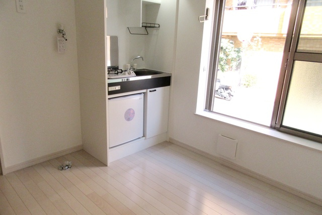 サザンロード新小岩の居間・リビング|日当たりのいいお部屋です。