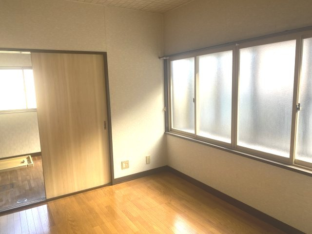遠野市新町のアパートの居間・リビング|こちらのリビングで趣味の時間をお楽しみください