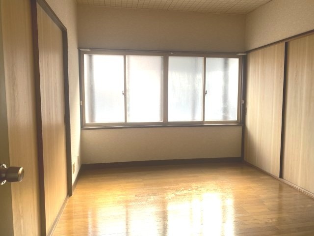 遠野市新町のアパートの居間・リビング