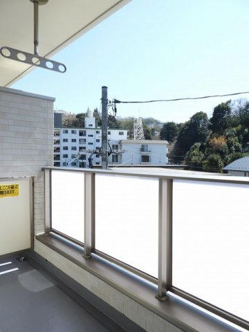 サン・ガーデン・ハウスのバルコニー|暖かな日差しのふりそそぐバルコニー