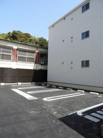 サン・ガーデン・ハウスの駐車場|カースペースがあります