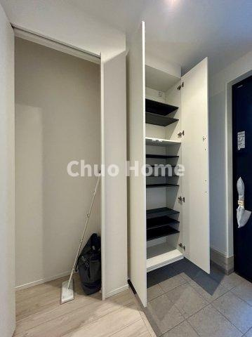 江戸川区北篠崎2丁目新築分譲住宅の玄関|【玄関】玄関には大型のシューズクローゼットを設置しておりますのでいつでもスッキリりとした空間を保てます。玄関周りを清潔に使うのはとても大事なことですよね。