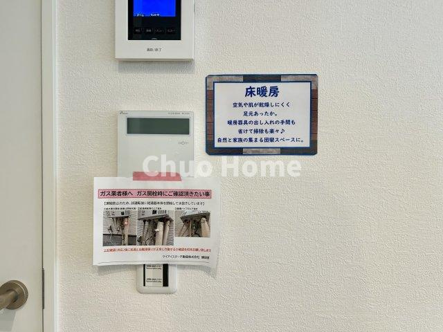 江戸川区北篠崎2丁目新築分譲住宅の冷暖房・空調設備|【床暖房】冬は足元から暖めてくれる床暖房はエアコンとは違って埃が舞いませんので健康にも良さそうですね。