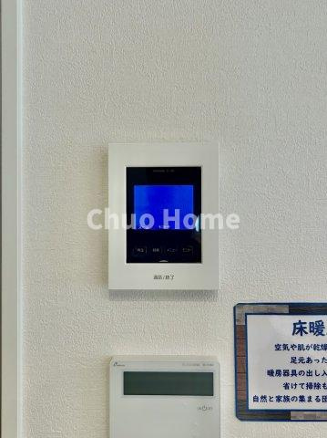 江戸川区北篠崎2丁目新築分譲住宅のセキュリティ|【モニターホン】誰が来たかすぐにわかるカラーモニター付きインターホン。通話ボタンを押すまでは室内の音は漏れていませんので相手を確かめてから応対できます。