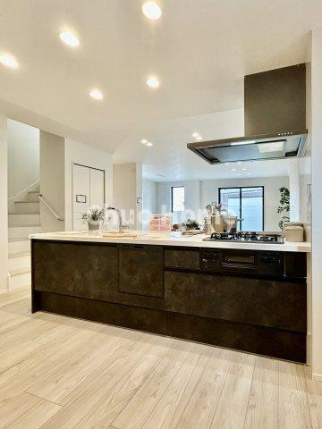 江戸川区北篠崎2丁目新築分譲住宅のキッチン|ワイドで収納豊富なシステムキッチン