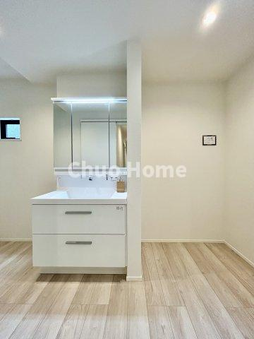 江戸川区北篠崎2丁目新築分譲住宅の独立洗面台|【洗面化粧台】洗面化粧台には三面鏡を採用。身だしなみを整えやすい事はもちろんですが、鏡の後ろに収納スペースを設ける事により、散らかりやすい洗面スペースをすっきりさせる事が出来るのも嬉しいですね