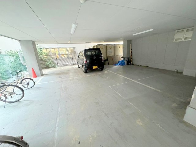 ジオナ新大阪の駐車場