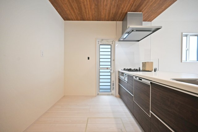 ブルーミングガーデン堀池1丁目新築一戸建│3LDK+駐車2台可(車種制限有)のキッチン|キッチン後ろのスペースも広く、ご入居後に設置するカップボードの幅も広がります。特にLDKが広い住宅の場合はカップボードなどのメインインテリアを大きくするとバランスが良くなります。