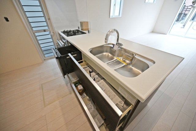 ブルーミングガーデン堀池1丁目新築一戸建│3LDK+駐車2台可(車種制限有)のキッチン|ワークトップは十分な広さがあるW2550タイプ。調理台下いっぱいに収納を設け、包丁のホルダーや調味料専用の引き出しも備えています。本分譲地は食洗機が標準装備されています。