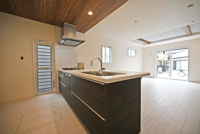 ブルーミングガーデン堀池1丁目新築一戸建│3LDK+駐車2台可(車種制限有)のキッチン|1階キッチンユニット越しに撮影した内観写真です。対面式キッチンを採用しているため視界は広く、ご家族間やご来訪者とのコミュニケーションも一体的に取り易くなっております。