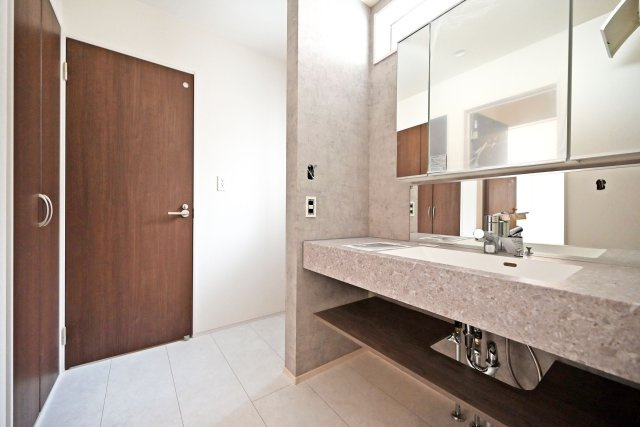 ブルーミングガーデン堀池1丁目新築一戸建│3LDK+駐車2台可(車種制限有)の独立洗面台|2通り行き来ができるので、家事導線が考慮されています。 キャビネット内には散らかりがちな化粧品や小物類をしまっておけるので、生活感が出にくくスタイリッシュな空間を保てます。