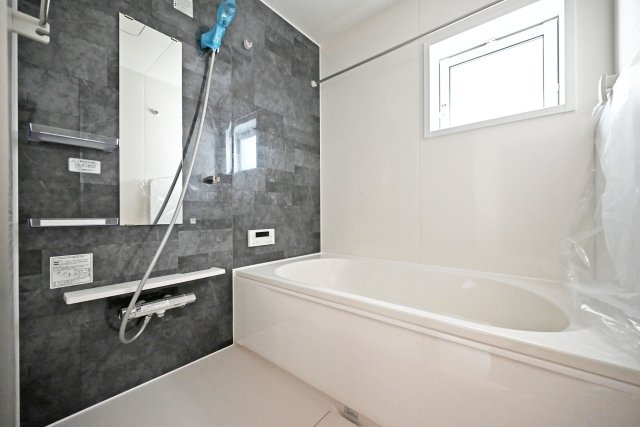 ブルーミングガーデン堀池1丁目新築一戸建│3LDK+駐車2台可(車種制限有)の浴室|1階浴室の内観写真です。1616サイズの浴室暖房乾燥機付きユニットバスです。