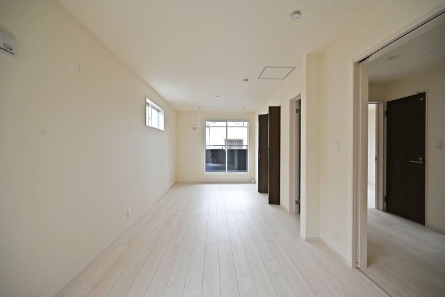 ブルーミングガーデン堀池1丁目新築一戸建│3LDK+駐車2台可(車種制限有)の洋室|2階主寝室想定のお部屋は将来的に二部屋に分けることが可能です。 上部には室内物干し竿が設置されています。 天候に左右されずに洗濯物を干すことが可能です。