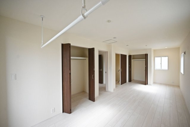 ブルーミングガーデン堀池1丁目新築一戸建│3LDK+駐車2台可(車種制限有)の洋室|-主寝室(2F)- 収納庫内には枕棚とハンガーレールを配置しています。