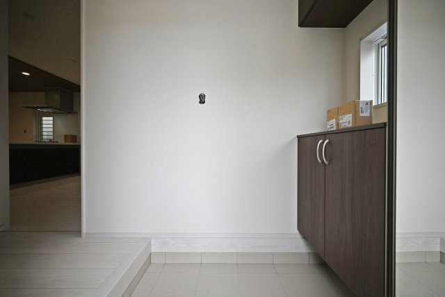 ブルーミングガーデン堀池1丁目新築一戸建│3LDK+駐車2台可(車種制限有)の玄関|1階玄関入ってすぐの内観写真です。 上部まで収納がある収納庫付き。 毎日使う玄関回りも常に片付いた状態を維持できそうです。