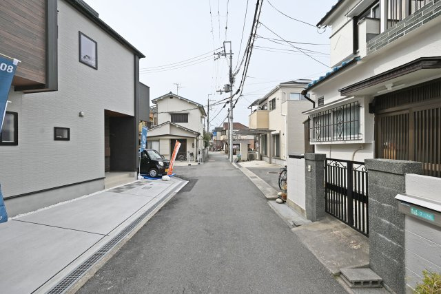 ブルーミングガーデン堀池1丁目新築一戸建│3LDK+駐車2台可(車種制限有)の前面道路含む現地写真|北側道路幅員は約3.0ｍ幅です。