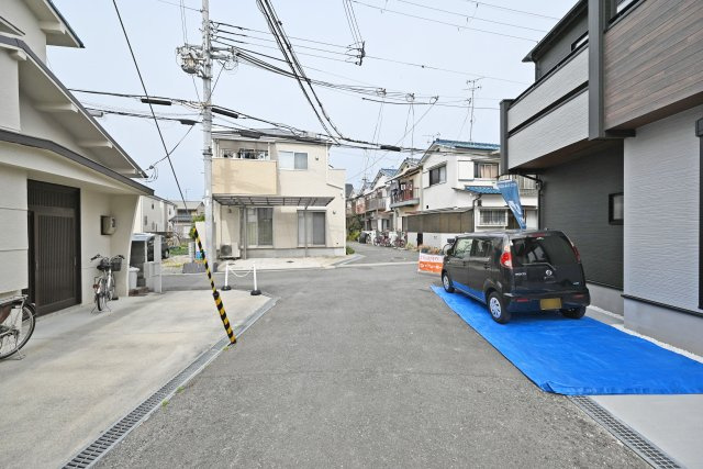 ブルーミングガーデン堀池1丁目新築一戸建│3LDK+駐車2台可(車種制限有)の前面道路含む現地写真|西側道路幅員は約4.0ｍ幅です。