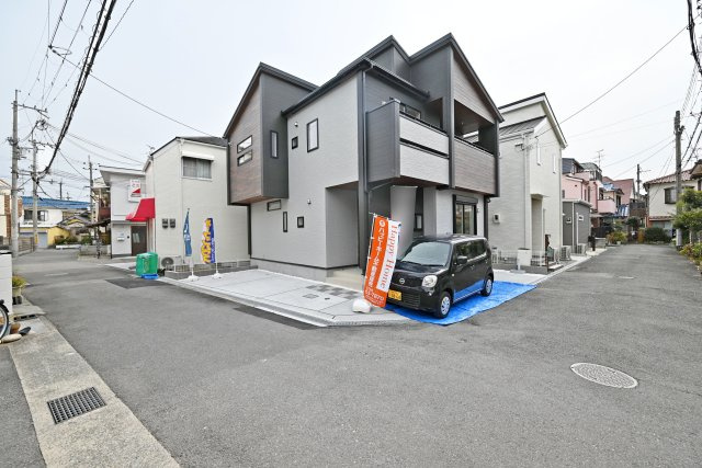 ブルーミングガーデン堀池1丁目新築一戸建│3LDK+駐車2台可(車種制限有)の前面道路含む現地写真|角地の為、開放感がございます。
周辺は買物施設や教育施設等が充実しています。