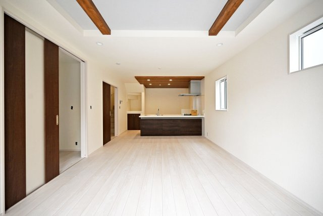 ブルーミングガーデン堀池1丁目新築一戸建│3LDK+駐車2台可(車種制限有)の居間・リビング|「視覚的に立体的なLDK」を常に考慮した設計が目を惹きます。写真のような折上天井も部分的な配置にすることで空間の住み分けや飽きの来ない生活を実現させます。