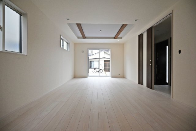 ブルーミングガーデン堀池1丁目新築一戸建│3LDK+駐車2台可(車種制限有)の居間・リビング|1階LDKをダイニング側から正面に撮影した内観写真です 。 未就学児も含む4人家族がゆとりをもって過ごすには十分の1棟です。