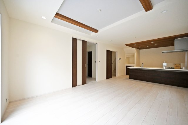 ブルーミングガーデン堀池1丁目新築一戸建│3LDK+駐車2台可(車種制限有)の居間・リビング|LDKは18帖でダイニングテーブルやソファーを設置しても十分な広さとなっております！折上天井が採用されたLDKはとても華やかな空間となっております。