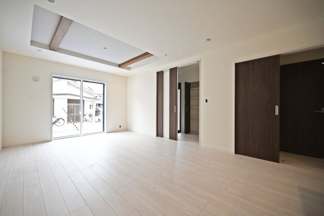 ブルーミングガーデン堀池1丁目新築一戸建│3LDK+駐車2台可(車種制限有)の居間・リビング|1階LDKは18帖でゆとりある広さです。 インテリア配置に困らない間取り設計に加え、お子様のいる世帯に必要な部屋数を備えた物件です。