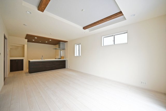 ブルーミングガーデン堀池1丁目新築一戸建│3LDK+駐車2台可(車種制限有)の居間・リビング|対面式キッチンで家族同士のつながりを感じやすい設計を基調としています。折上天井やダウンライトを設けるなど、デザイン性を向上させた内観に仕上がりました。