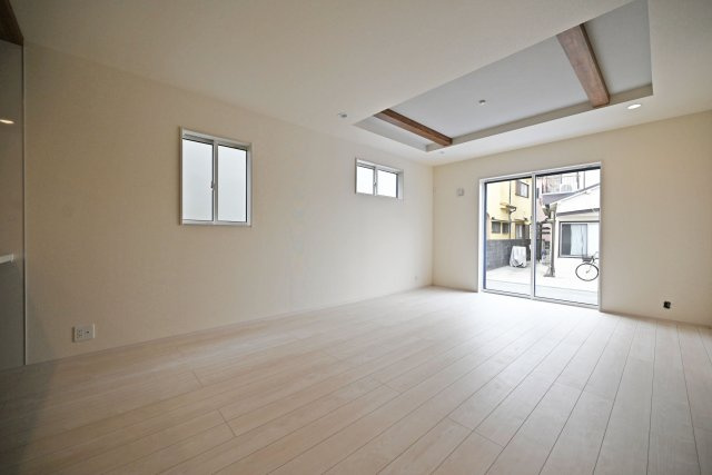 ブルーミングガーデン堀池1丁目新築一戸建│3LDK+駐車2台可(車種制限有)の居間・リビング|1階LDKをダイニング側から撮影した内観写真です。インテリアに大きなサイズを選択しても動線を邪魔しない広々とした団らん空間です。