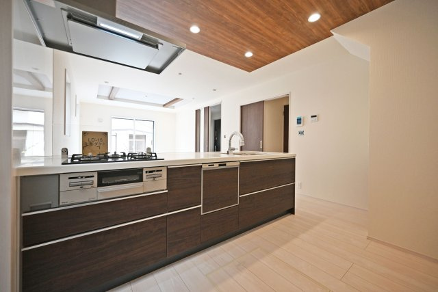 ブルーミングガーデン堀池1丁目新築一戸建│3LDK+駐車2台可(車種制限有)のキッチン|1階キッチン奥側から撮影した内観写真です。フルフラットオープンキッチンを採用。浄水器一体型水栓、食器洗い乾燥機などの充実した設備内容です。