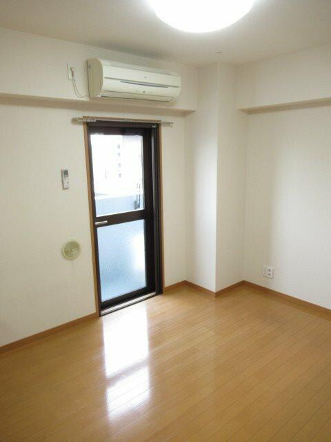 ジュエル板橋区役所前の居間・リビング|エアコンも付いたリビングです