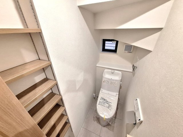 【トイレ】 | 板橋区高島平5丁目　中古一戸建住宅　（成増店） | トイレ内には可動棚収納採用。