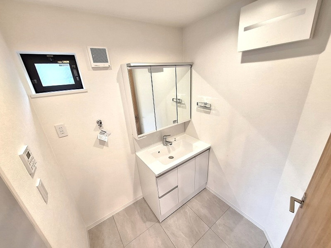 【独立洗面台】 | 板橋区高島平5丁目　中古一戸建住宅　（成増店） | 朝の身支度がスムーズに。合わせ鏡ができる三面鏡＆たっぷり収納の三面鏡付洗面化粧台。
