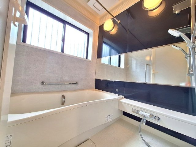 【浴室】 | 板橋区高島平5丁目　中古一戸建住宅　（成増店） | 一日の終わりに、足を伸ばして深呼吸。1坪サイズの広々バスルームで、至福のリラックスタイムを