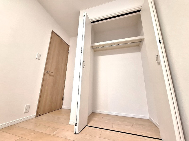 【収納】 | 板橋区高島平5丁目　中古一戸建住宅　（成増店） | 5帖の洋室内にはハンガーパイプ付枕棚を採用。