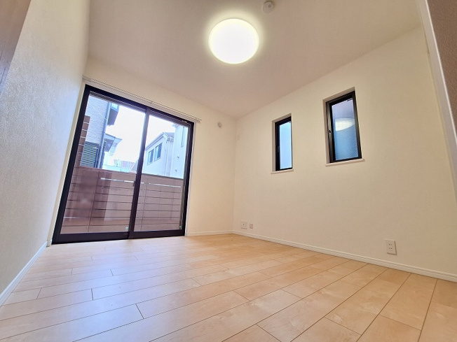 【洋室】 | 板橋区高島平5丁目　中古一戸建住宅　（成増店） | 4.9帖の洋室。外にはウッドデッキ。