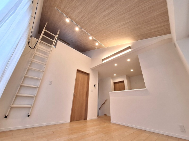 【居間・リビング】 | 板橋区高島平5丁目　中古一戸建住宅　（成増店） | 【勾配天井×ロフト】リビングとつながる、大人の隠れ家。趣味に、書斎に、自分だけのロフト時間