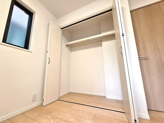 【収納】 | 板橋区高島平5丁目　中古一戸建住宅　（成増店） | 4.9帖の洋室内にはハンガーパイプ付枕棚を採用。